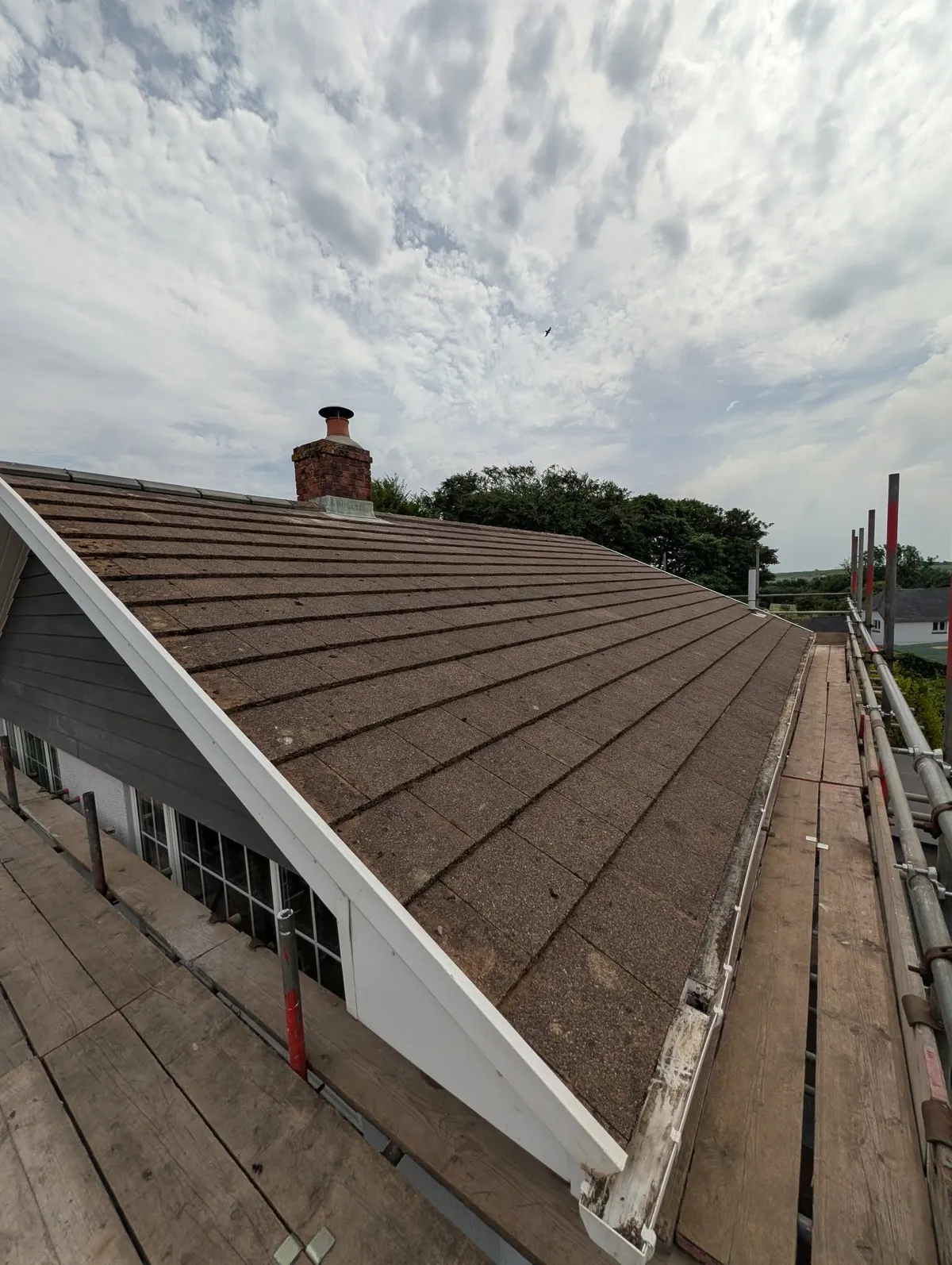 Tiled roof with a dry verge system