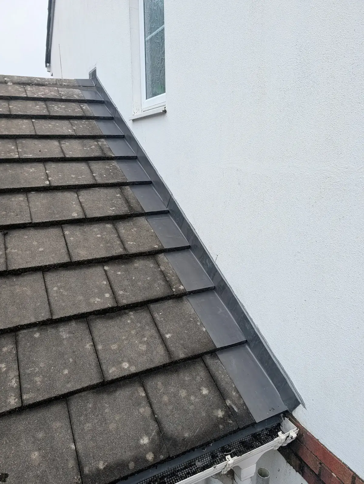 Stepped lead flashing along a wall abutment